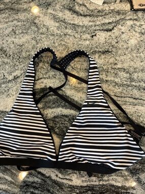 Nike Black and White  Reversible Striped Triangle Swim Top - Women Swim.     B20